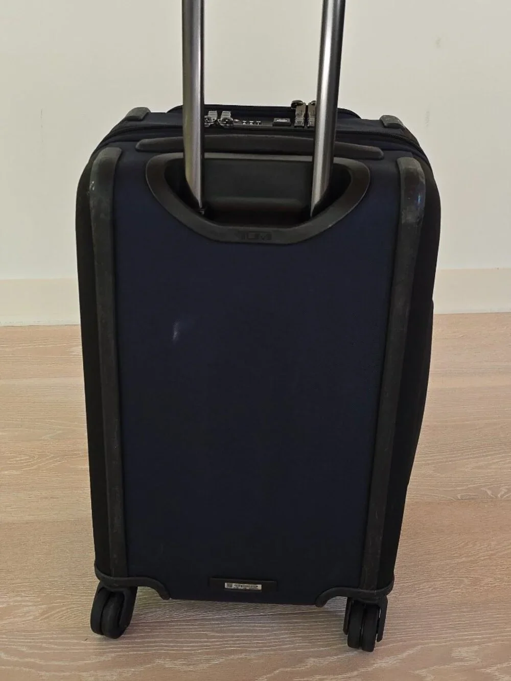 TUMI Alpha 3 International Dual Access 4-Wheeled Carry-On Spinner Luggage in Nav